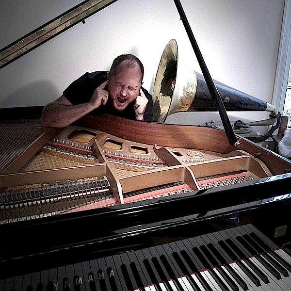Thollem McDonas w Piano & Victrola (© 2012, Angela C Villa)